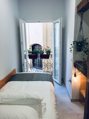 Triple Room | 10 bedrooms, Egyptian cotton sheets, premium bedding, down comforters - Hostal Palacio Luna (Madrid)