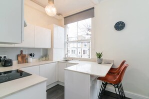 Oven, dishwasher, coffee/tea maker - Modern 2BR Home in West London! (London)