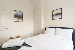 2 bedrooms, WiFi - Modern 2BR Home in West London! (London)