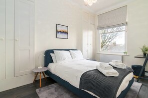 2 bedrooms, WiFi - Modern 2BR Home in West London! (London)