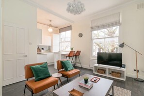 TV - Modern 2BR Home in West London! (London)