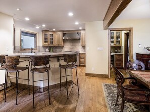 House | Private kitchen | Microwave, oven, coffee/tea maker, toaster - Golf Terrace Townhome 25 (Vail)