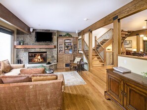 House | Living room | Flat-screen TV, stereo