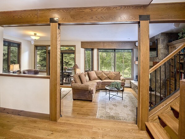 House | Living room | Flat-screen TV, stereo