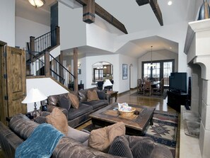 House | Living room | Flat-screen TV, fireplace, DVD player