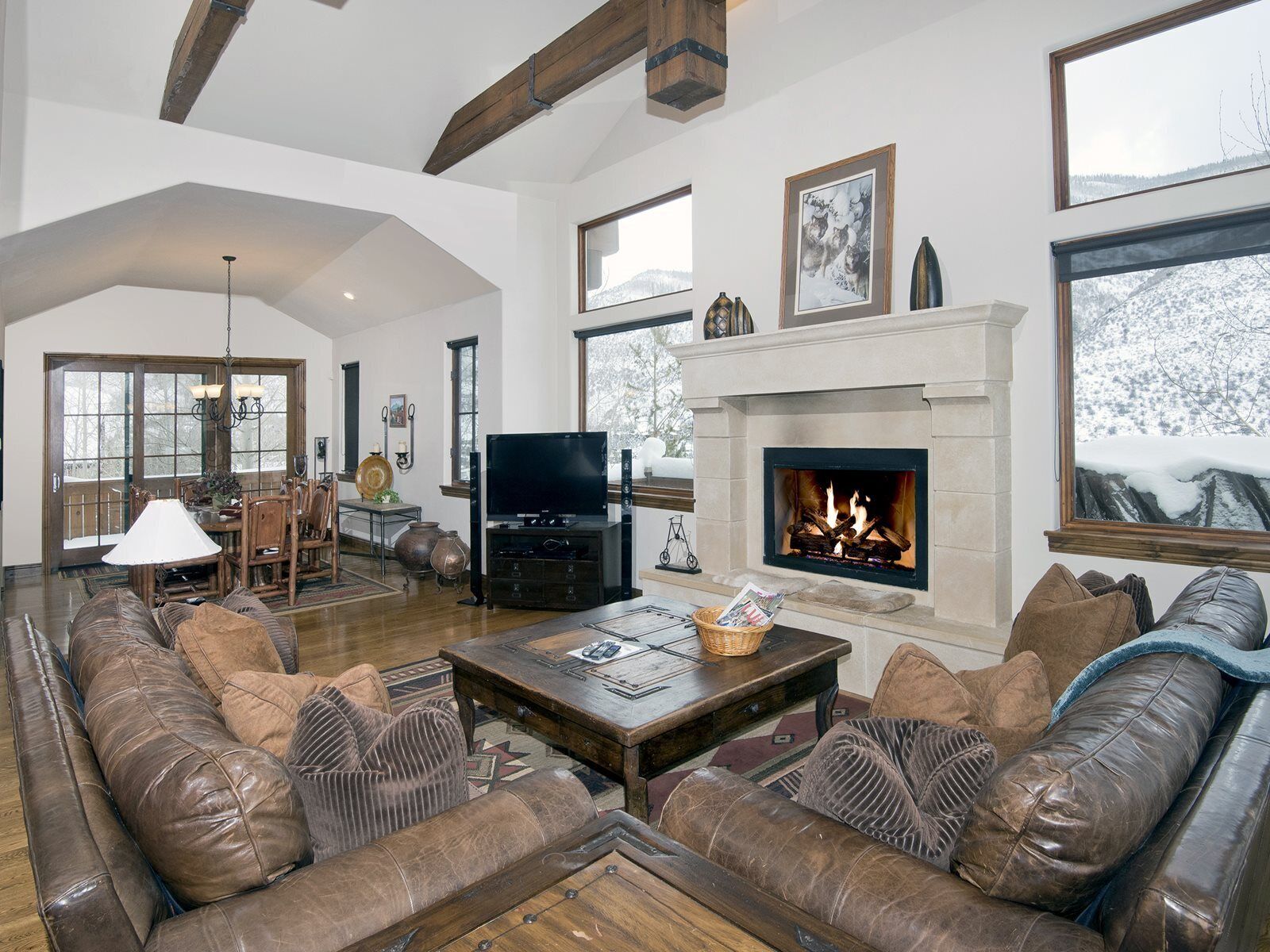 House | Living room | Flat-screen TV, fireplace, DVD player