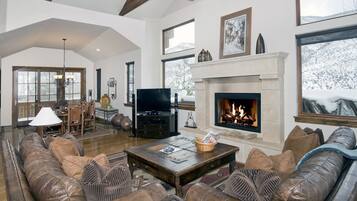 House | Living room | Flat-screen TV, fireplace, DVD player