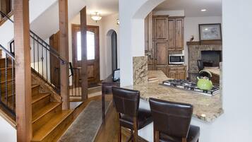 House | Private kitchen | Fridge, microwave, oven, stovetop