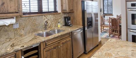 Casa | Cocina privada | Refrigerador, microondas, horno y parrilla de estufa