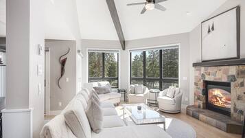 House | Living room | Flat-screen TV