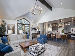 Talo | Olohuone | Taulutelevisio, takka, stereot