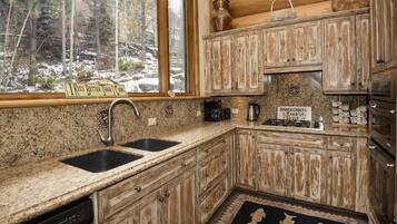 House | Private kitchen | Oven, coffee/tea maker, cookware/dishes/utensils