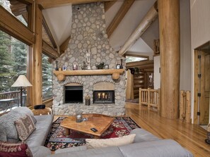 House | Living room | Flat-screen TV, fireplace