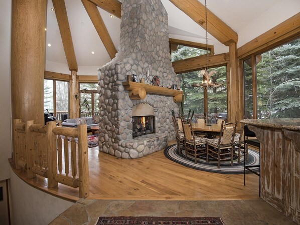 House | Living room | Flat-screen TV, fireplace