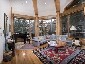 House | Living room | Flat-screen TV, fireplace