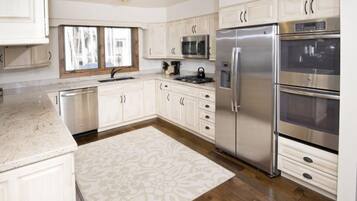 House | Private kitchen | Oven, coffee/tea maker, cookware/dishes/utensils