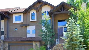 المنطقة المحيطة بالمنشأة