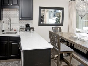 House | Private kitchen | Fridge, microwave, oven, stovetop - Vail 21 Condo 502 (Vail)
