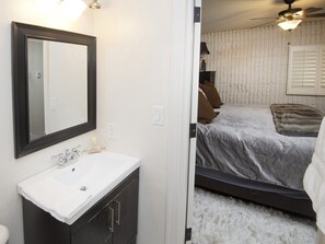 House | 2 bedrooms, desk, iron/ironing board, free WiFi