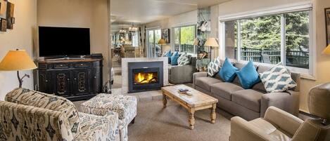 House | Living room | Flat-screen TV, fireplace, stereo