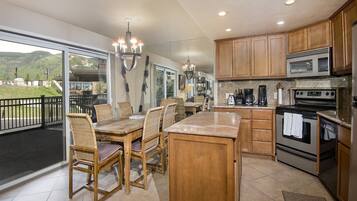 House | Private kitchen | Oven, coffee/tea maker, toaster, cookware/dishes/utensils