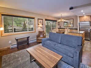 Ferienhaus | Wohnzimmer | Flachbildfernseher, Kamin, Stereoanlage