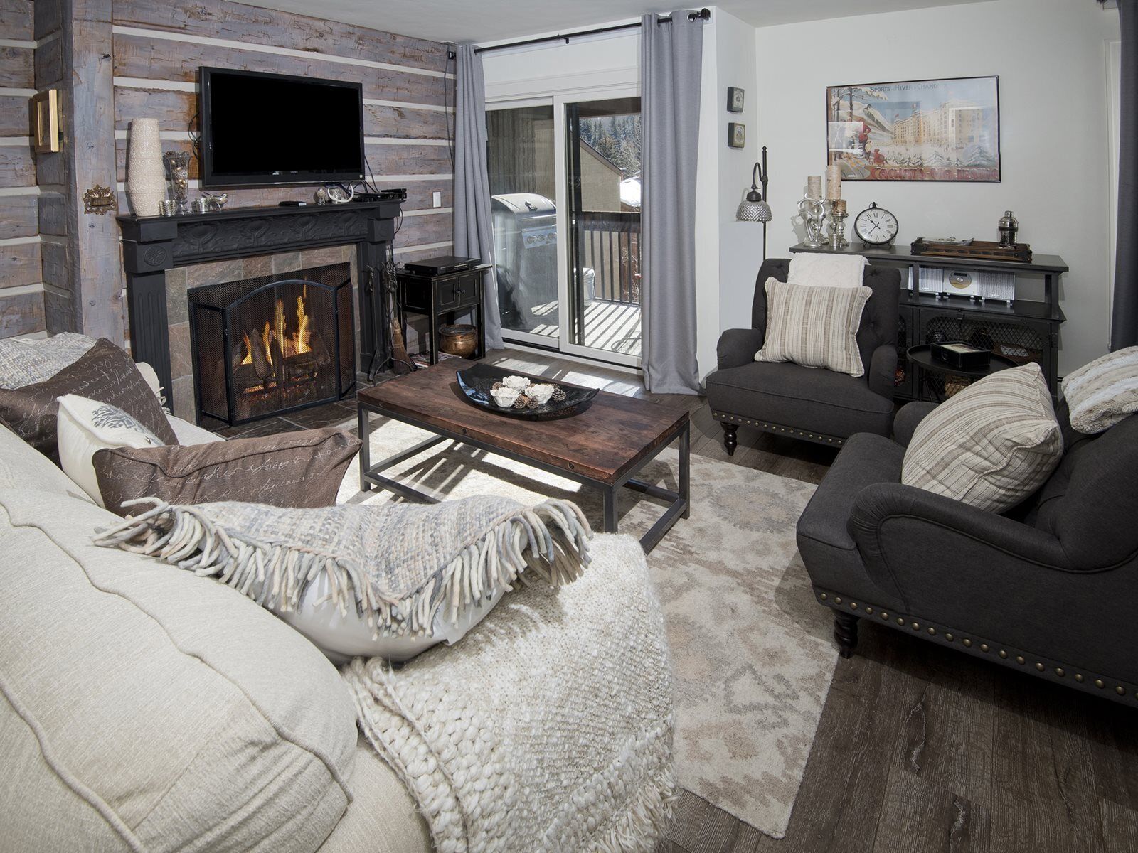 House | Living room | Flat-screen TV, fireplace