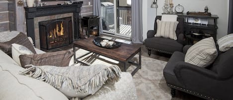 House | Living room | Flat-screen TV, fireplace