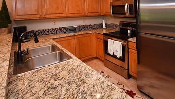 Huis | Privékeuken | Een koelkast, een magnetron, een oven, een kookplaat