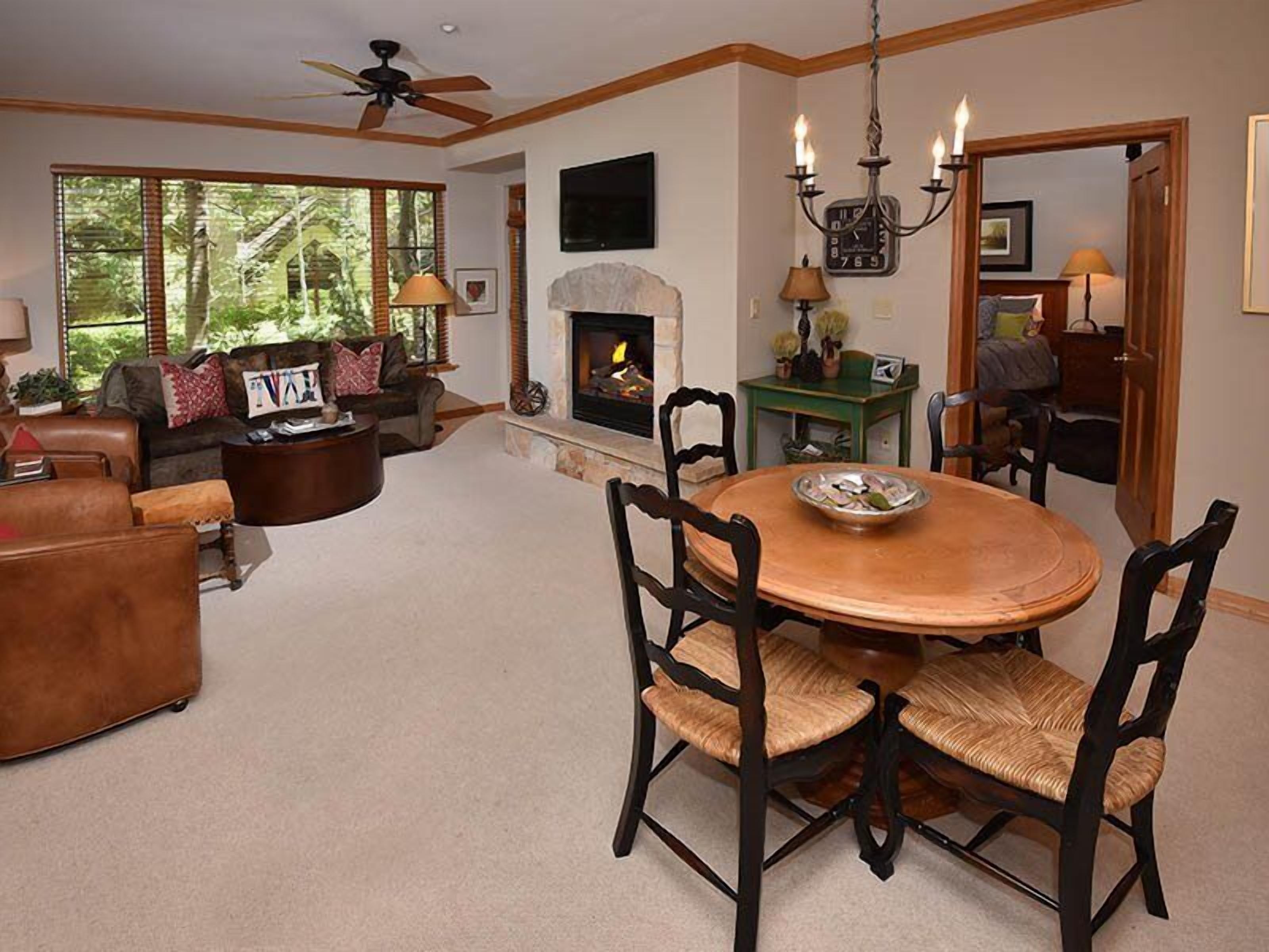 House | Living room | Flat-screen TV, fireplace