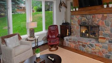 Huis | Woonkamer | Een flatscreentelevisie en een open haard