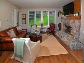 House | Living room | Flat-screen TV, fireplace