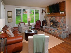 บ้านพัก | ห้องนั่งเล่น | ทีวีจอแบน, เตาผิง