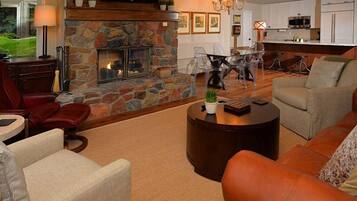 House | Living room | Flat-screen TV, fireplace