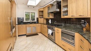 House | Private kitchen | Oven, coffee/tea maker, cookware/dishes/utensils