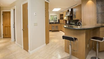 House | Private kitchen | Oven, coffee/tea maker, cookware/dishes/utensils