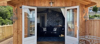 Cosy Lodge With Private Hot Tub in Tottergill Farm