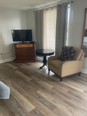 Individually decorated, desk, soundproofing, iron/ironing board - ANS Inn & Suites (Winchester)