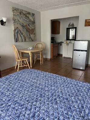 Individually decorated, desk, soundproofing, iron/ironing board - ANS Inn & Suites (Winchester)
