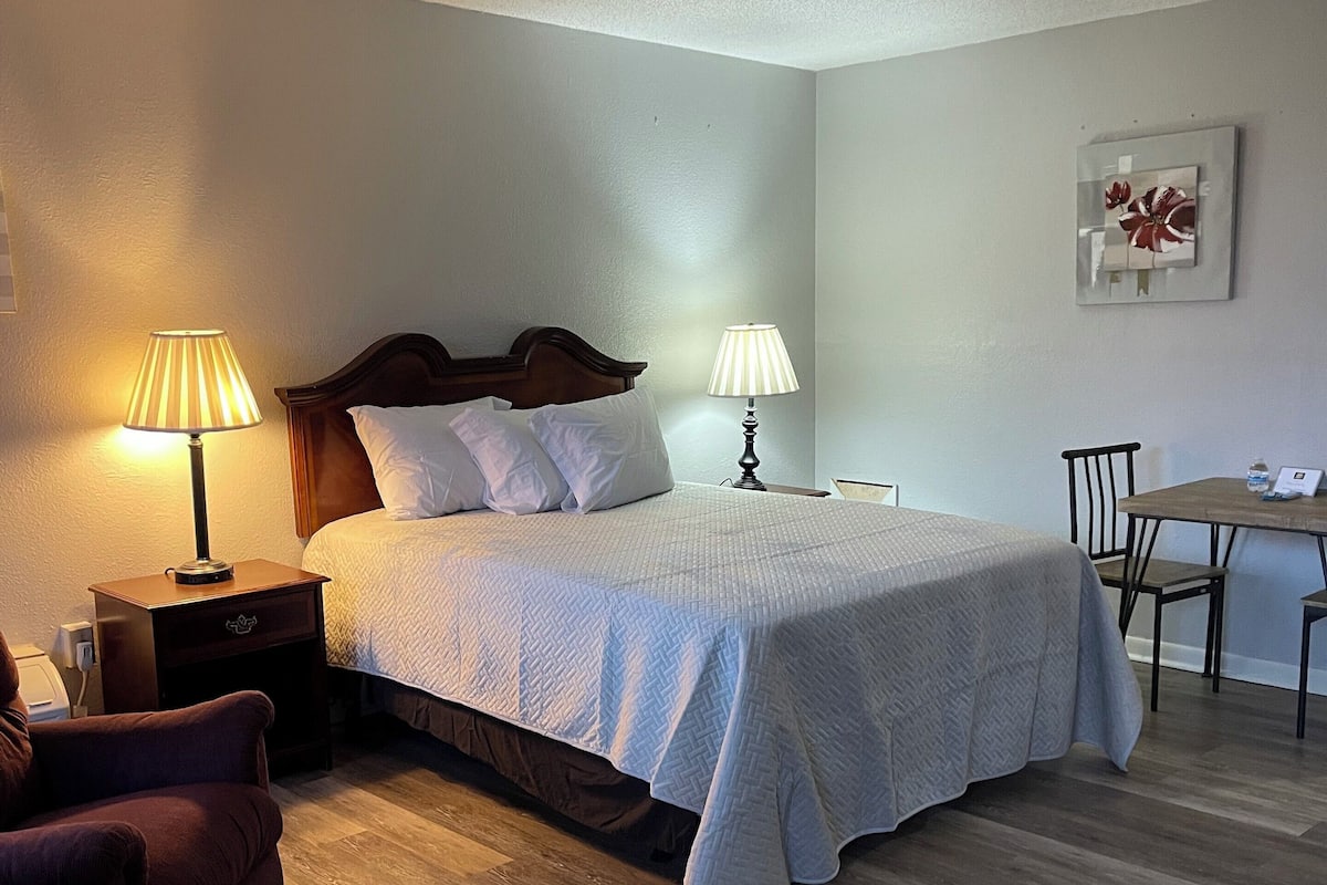 Deluxe Single Room, 1 Queen Bed, Non Smoking | Individually decorated, desk, soundproofing, iron/ironing board