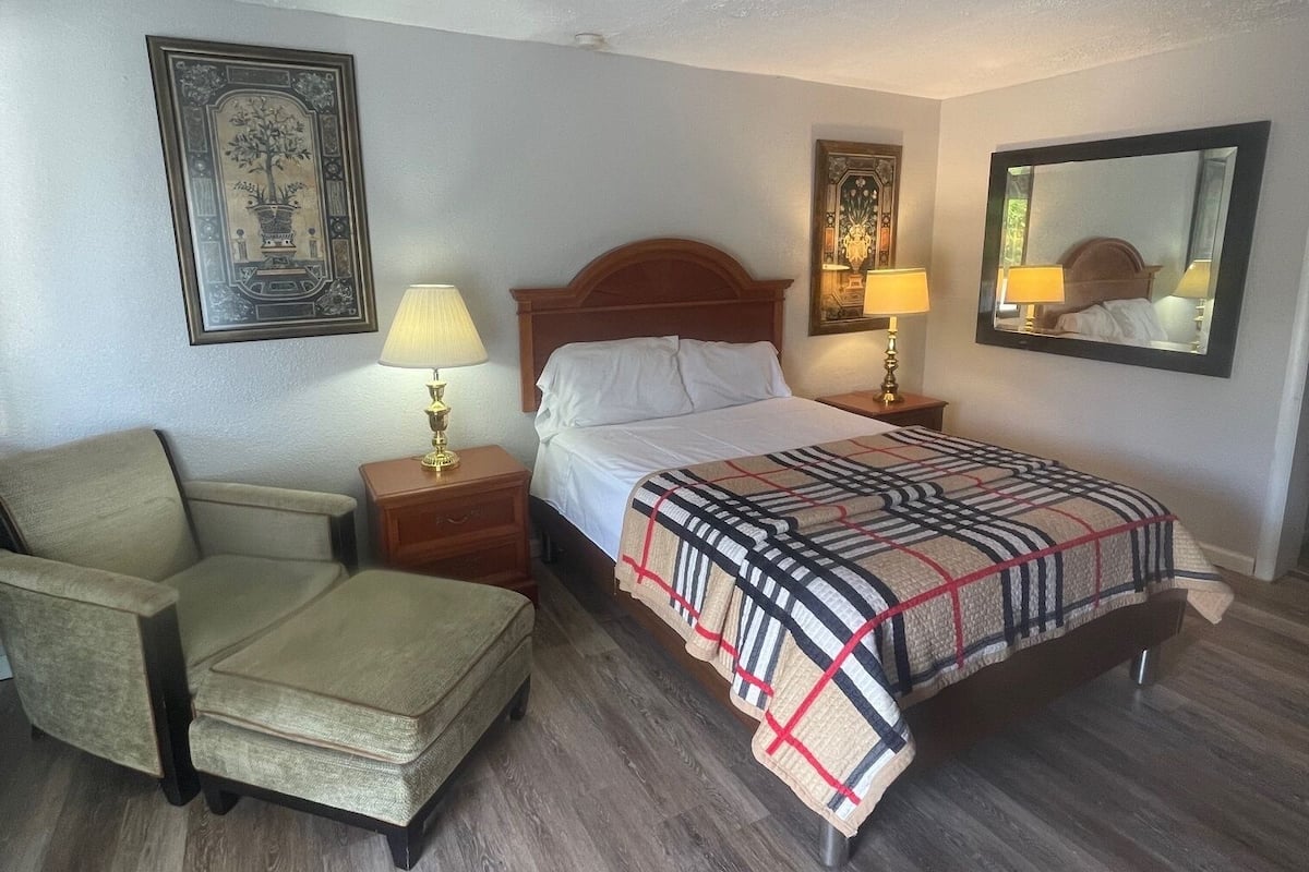 Phòng đơn Deluxe, 1 giường cỡ queen, không hút thuốc | Trang trí khác biệt, bàn, phòng cách âm, bàn ủi/dụng cụ ủi quần áo