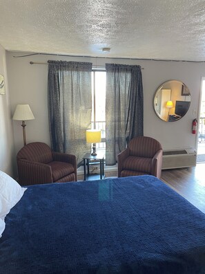 Enkeltrom – deluxe, 1 queensize-seng, ikke-røyk | Individuelt dekorert, skrivebord, lydisolert og strykejern/-brett