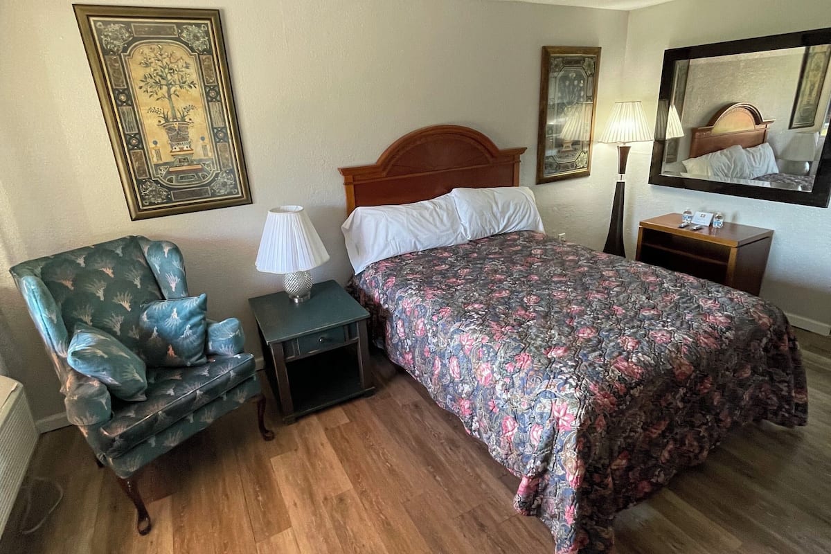 Deluxe Single Room, 1 Queen Bed, Non Smoking | Individually decorated, desk, soundproofing, iron/ironing board