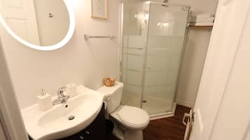 Shower, free toiletries, towels
