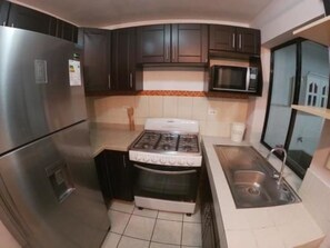 House, 4 Bedrooms, Non Smoking | Private kitchen | Full-sized fridge, microwave, oven, stovetop - Villa Southfork (Santa Tecla)