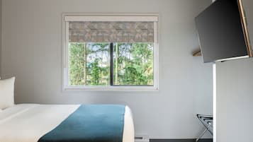 Deluxe Room, 1 Queen Bed, Non Smoking, Refrigerator & Microwave