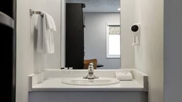Combined shower/bathtub, towels