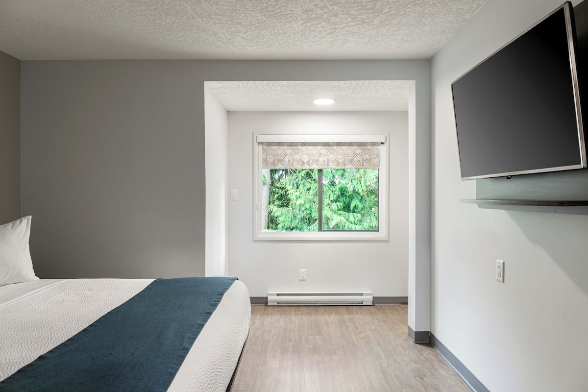 Deluxe Room, 1 King Bed, Non Smoking, Refrigerator & Microwave | Free WiFi, bed sheets