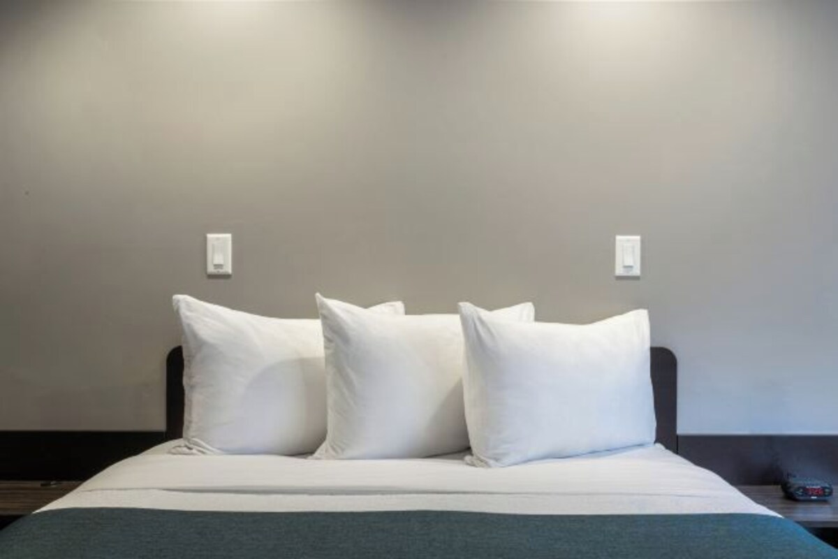 1 Queen Bed | Non-Smoking