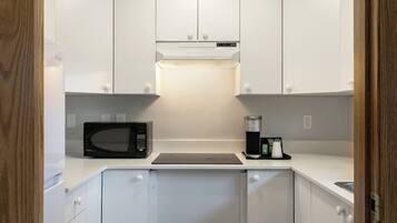 Lemari es, microwave, dan lemari pembeku